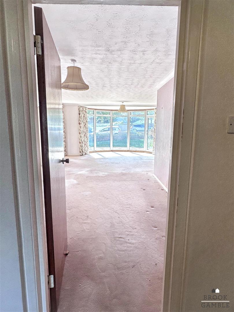 3 Bedroom Flat. St. Johns Road in Eastbourne,  10